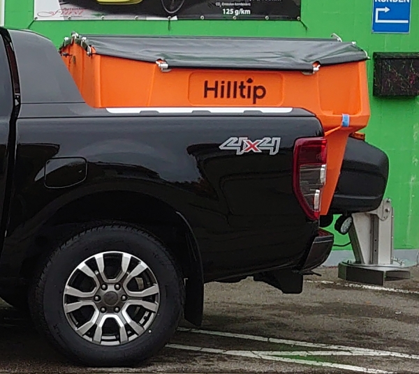HILLTIP hopperspreader IceStriker 550 with 630 Liter Volume in Orange